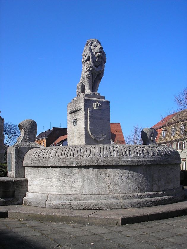 Bild 08 Wettinerbrunnen in Lucka Schlacht klein.jpg