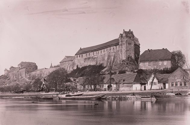 Bild 11 Burg Wettin mit der Saale klein.jpg